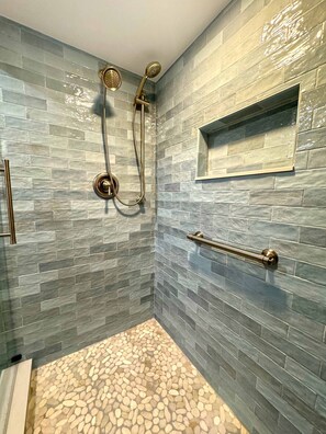 Shower, towels - Beautiful, totally remodeled 1 bedroom, 2 full bathroom condo just steps to the beach! (Ocean City)