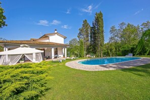 Familienvilla, Mehrere Schlafzimmer, 2 Bäder, Bergseite (Villa Cerbaie) | Pool | Außenpool (je nach Saison geöffnet)