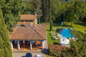 A villa with a swimming pool, a covered patio, and a lush garden. - Villa Cerbaie (Fucecchio)