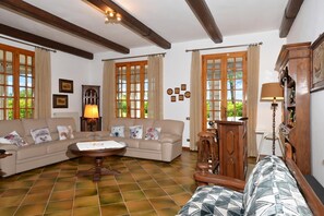 Familienvilla, Mehrere Schlafzimmer, 2 Bäder, Bergseite (Villa Cerbaie) | Wohnbereich | 21-Zoll-Flachbildfernseher mit Satellitenempfang, Fernseher, Kamin