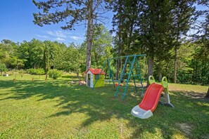 Familienvilla, Mehrere Schlafzimmer, 2 Bäder, Bergseite (Villa Cerbaie) | Kinderbereich