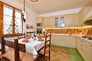 Family Villa, Multiple Bedrooms, 2 Bathrooms, Mountainside (Villa Cerbaie) | Dining