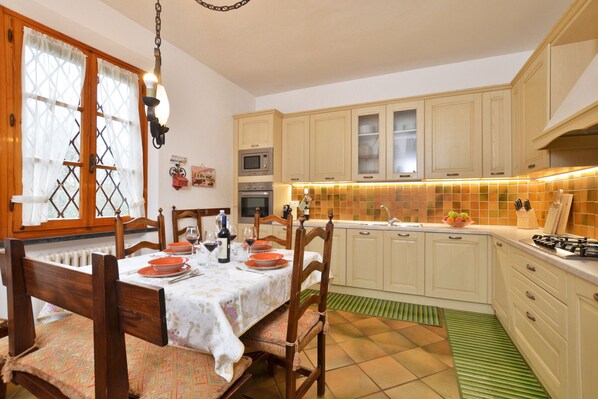 Family Villa, Multiple Bedrooms, 2 Bathrooms, Mountainside (Villa Cerbaie) | Dining - Villa Cerbaie (Fucecchio)