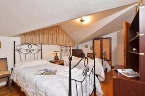 Familienvilla, Mehrere Schlafzimmer, 2 Bäder, Bergseite (Villa Cerbaie) | 4 Schlafzimmer, kostenloses WLAN, Bettwäsche