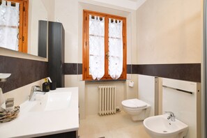 Family Villa, Multiple Bedrooms, 2 Bathrooms, Mountainside (Villa Cerbaie) | Bathroom | Shower, bidet, towels, soap