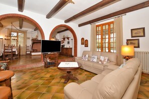 ファミリー ヴィラ ベッドルーム (複数) 2 バスルーム マウンテンサイド (Villa Cerbaie) | リビング エリア | 21 インチの薄型テレビ (衛星放送視聴可)、テレビ、暖炉