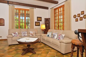 Familienvilla, Mehrere Schlafzimmer, 2 Bäder, Bergseite (Villa Cerbaie) | Wohnbereich | 21-Zoll-Flachbildfernseher mit Satellitenempfang, Fernseher, Kamin