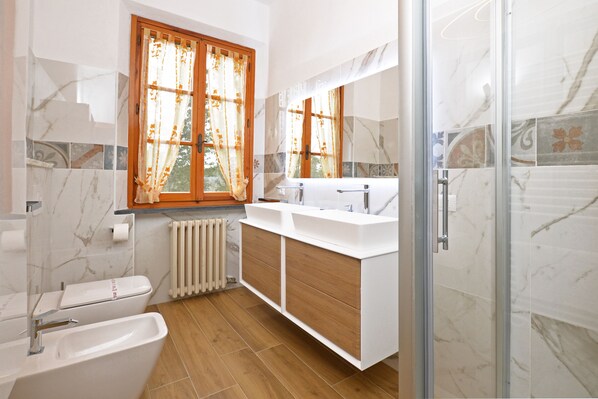 Family Villa, Multiple Bedrooms, 2 Bathrooms, Mountainside (Villa Cerbaie) | Bathroom | Shower, bidet, towels, soap