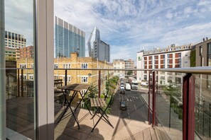 Elegant 2 bed with balcony | Terrace/patio