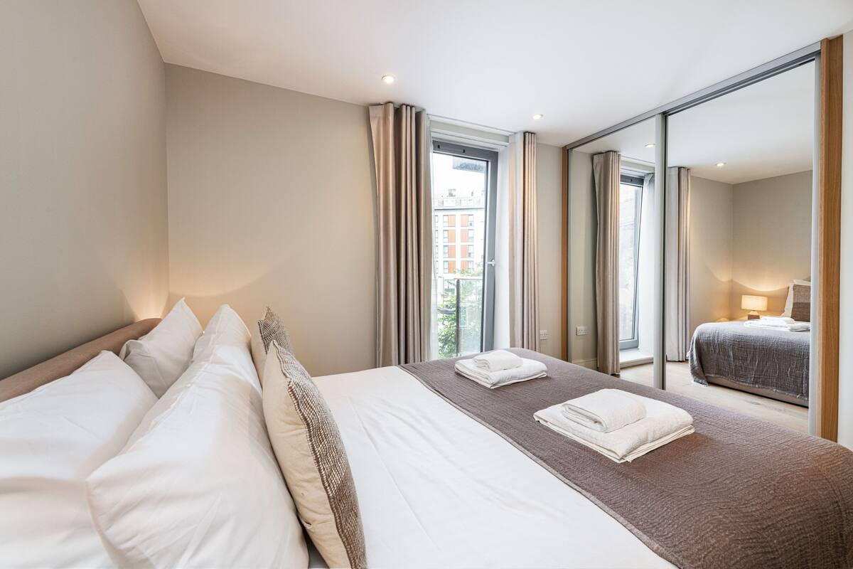 Charming 1 bed with balcony | Bügeleisen/Bügelbrett, kostenlose Babybetten, kostenloses WLAN
