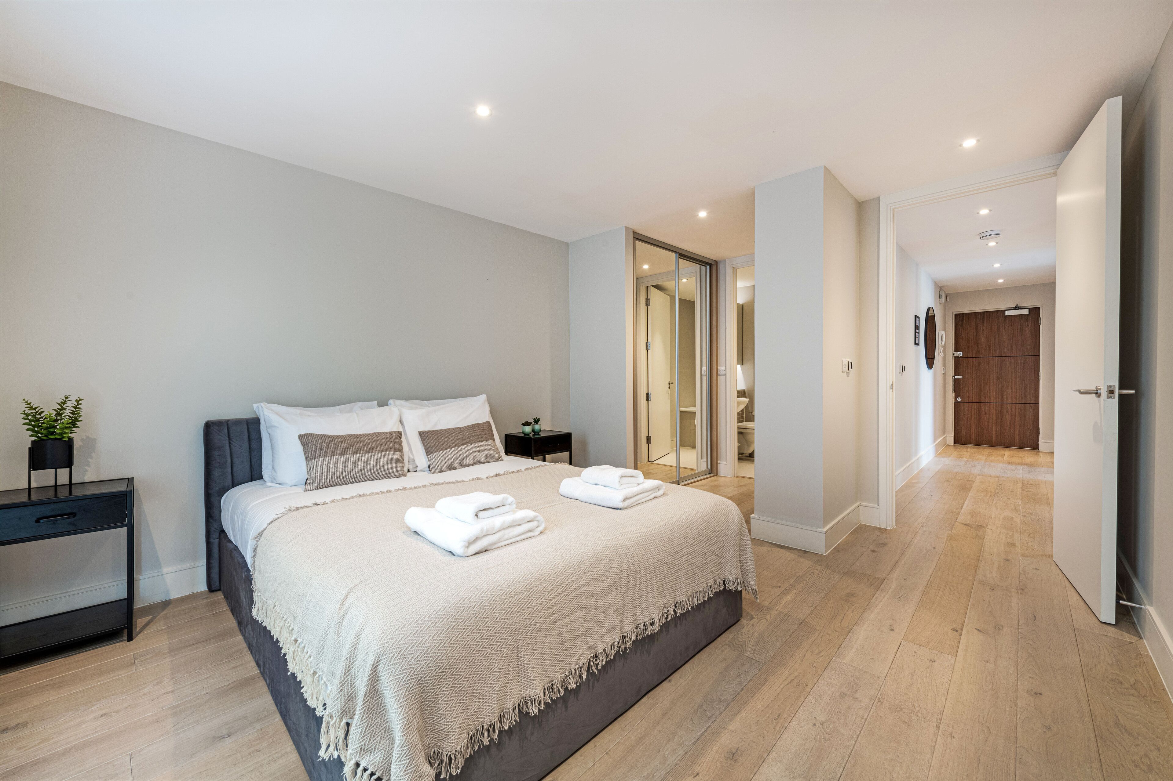 Elegant 2 bed with balcony | Iron/ironing board, free cots/infant beds, free WiFi, bed sheets