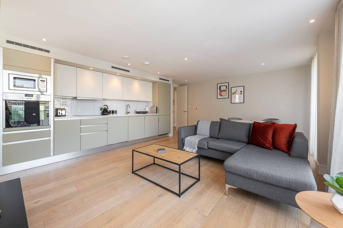 Elegant 2 bed with balcony | Wohnbereich | LED-Fernseher, Fußbodenheizung