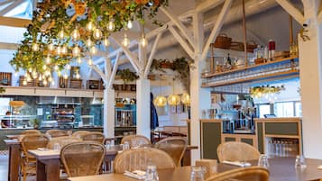 2 restauranter; serverer frokost, aftensmad, brunch og franske retter