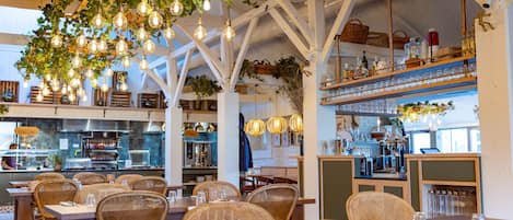 2 restaurantes, se sirven comidas, cenas, brunch y cocina francesa