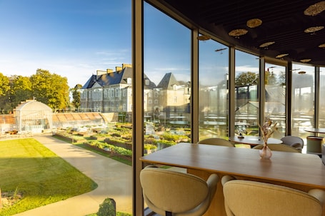 2 restaurants; lunch, dinner and brunch served . L'EssenCiel