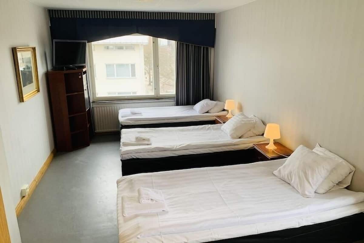 Standard Triple Room | Desk, WiFi (free), bed sheets