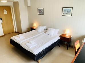 Escritorio, wifi gratis, ropa de cama