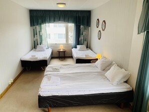 Habitación cuádruple estándar | Escritorio, wifi gratis, ropa de cama
