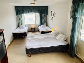 Desk, free WiFi, bed sheets - Hotelli Uninen Kotka (Kotka)