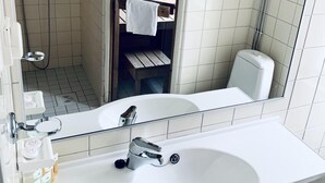 Standard-Dreibettzimmer | Badezimmer