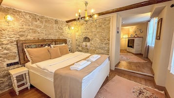 高级套房 | 记忆海绵床垫、特色家居、笔记本电脑工作区、免费 WiFi