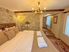 Superior Suite | Memory-foam beds, individually furnished, laptop workspace, free WiFi - 1870's Taş Konak  Üç Oda (Urla)