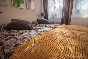 3 bedrooms, desk, iron/ironing board, travel crib