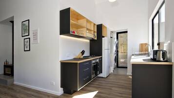 Micro-ondes, four, cafetiĂšre/bouilloire, chaise haute