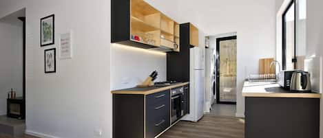 Four à micro-ondes, un four, cafetiÚre-théiÚre, chaise haute