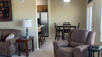 Smart-TV, peis, DVD-spiller og filmbibliotek