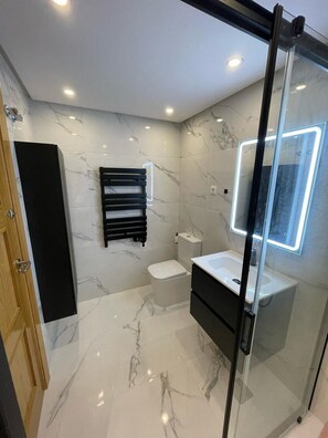 Badewanne, Haartrockner, Handtücher