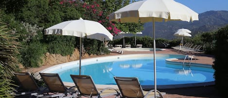 Una piscina al aire libre de temporada