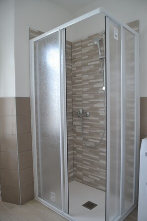 Doccia, bidet, asciugamani, carta igienica