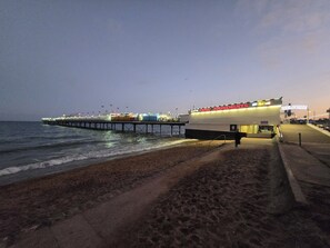 Habitación clásica doble, balcón, vistas al mar | Caja fuerte, tabla de planchar con plancha, cunas gratuitas