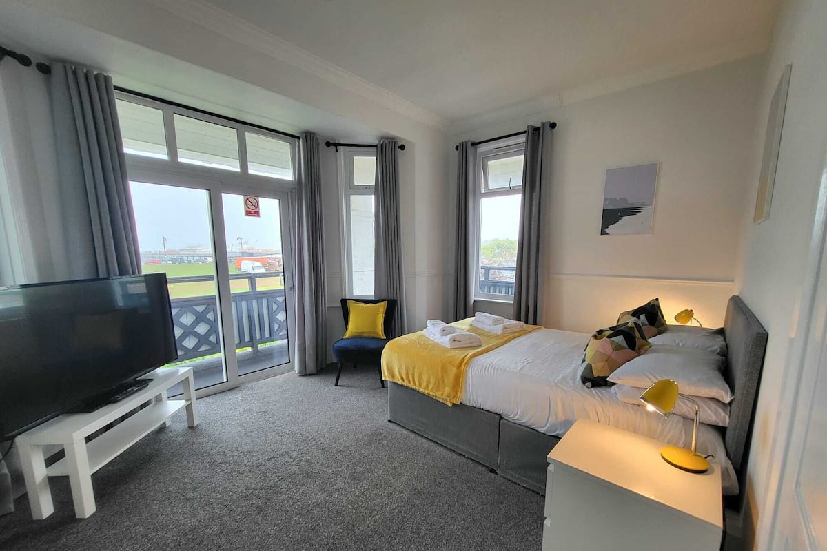 Habitación doble clásica, balcón, vista al mar | Caja de seguridad en la habitación y tabla de planchar con plancha