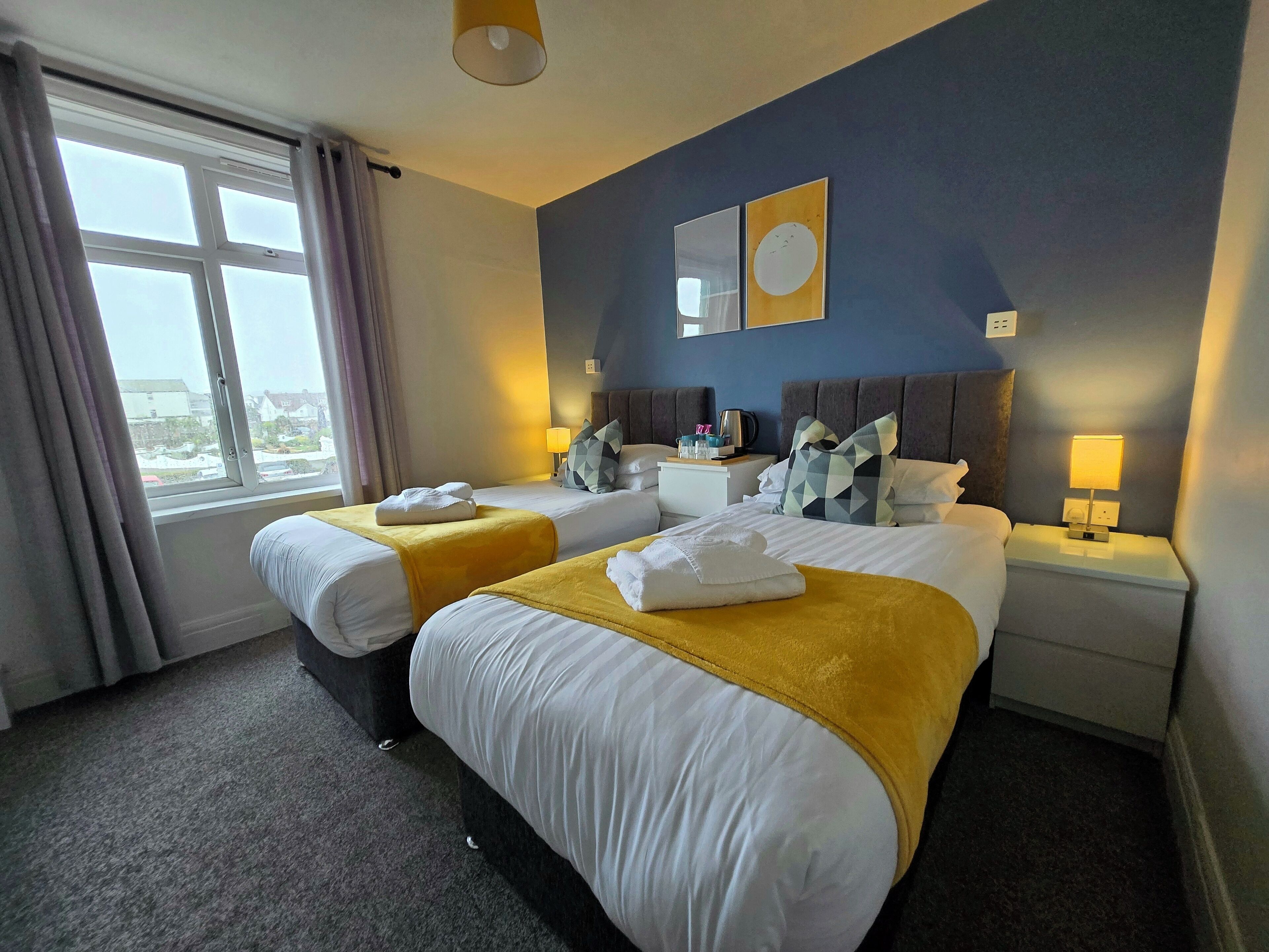 Chambre Classique avec lits jumeaux, vue partielle sur la mer