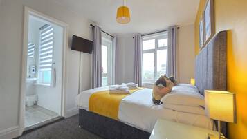Chambre Double Classique, balcon, vue partielle sur la mer | Coffres-forts dans les chambres, fer et planche Ă repasser