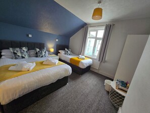 Classic-Dreibettzimmer | Zimmersafe, Bügeleisen/Bügelbrett, kostenlose Babybetten