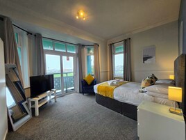 Habitación clásica doble, balcón, vistas al mar | Caja fuerte, tabla de planchar con plancha, cunas gratuitas