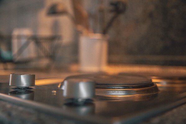 Réfrigérateur, four à micro-ondes, surface de cuisson, cafetière-théière