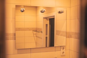 Douche, séchoir à cheveux, serviettes fournies, savon