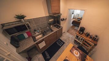 Kühlschrank, Mikrowelle, Herdplatte, Wasserkocher mit Kaffee-/Teezubehör