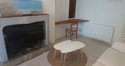 Newly renovated studio in the heart of town, separate kitchen