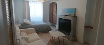 Newly renovated studio in the heart of town, separate kitchen