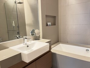 Combined shower/tub, bidet