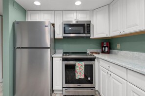Refrigerador, microondas, horno y parrilla de estufa 