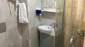 Standard Single Room | Bathroom | Shower, hair dryer, towels, shampoo