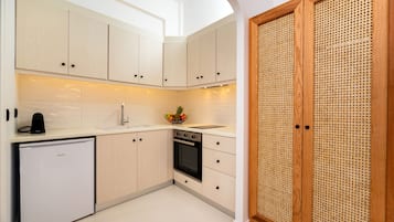 Elegant Suite | Private kitchen | Mini-fridge, oven, toaster, cookware/dishes/utensils
