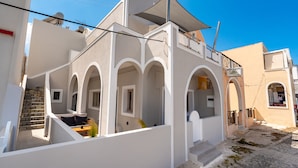 A white building with a balcony and a sign that reads "RESTAURANT MOTO."