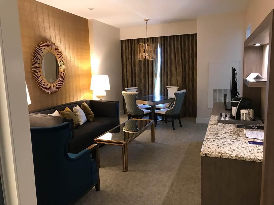 Spacious Living Room Suite -Outdoor Pool -Restaurants -Steps to Graceland!